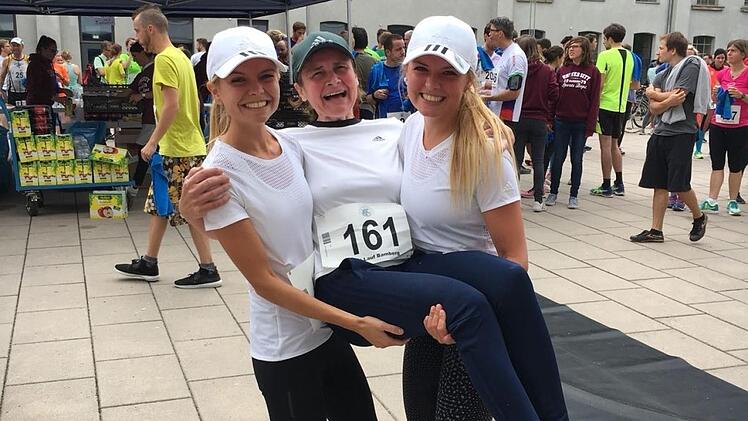 Andrea ist mit ihrer Schwester und ihrer Mutter den Unilauf in Bamberg gelaufen. Gemeinsam geht das doch viel besser - egal, ob Wettkampf oder Training -,  da ist sich die 22-jährige Physiotherapeutin sicher.privat