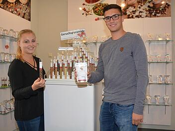 Digital Kunden werben und sie im Laden  für die Gewürze aus dem Hause Raps begeistern: Die Azubis Sophie Lapczyna und Moritz Knoll freuten sich, dass ihr Team den Ausbildungspreis des Arbeitskreises Schule-Wirtschaft und der Bayerischen Rundschau im Jahr  gewonnen hat.Archiv/Dagmar Besand