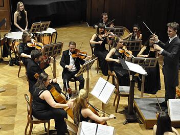 Zwischen 20 und 30 Jahre alt war der größte Teil der Musiker. Auch der Dirigent Maximilian Kendlinger zählt gerade mal 20 Lenze.  Peter Klopf