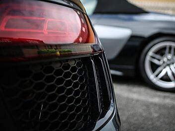 Um Hochzeitsfotos zu machen, blockierten Autofahrer die A3. Die Polizei griff ein. Symbolfoto: rhysadams/pixabay.com