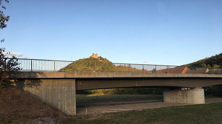 Die Saale-Brücke der KG 12 bei Trimberg wurde 1999 erbaut und hatte 2012 einen Buchwert von 30 023 Euro. Foto: Ralf Ruppert, gemalt von Arthur