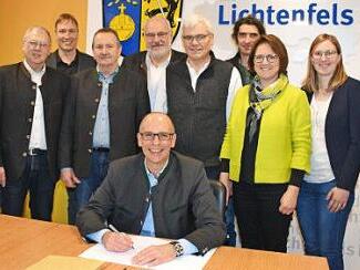 Gemeinsam mit Landrat Christian Mei&szlig;ner (Mitte) gaben die Initiatoren und die Vertreter der beteilligten Kommunen den Startschuss f&uuml;r die &Ouml;ko-Modellregion.  Foto: Heidi Bauer/LRA