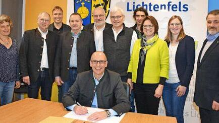 Gemeinsam mit Landrat Christian Mei&szlig;ner (Mitte) gaben die Initiatoren und die Vertreter der beteilligten Kommunen den Startschuss f&uuml;r die &Ouml;ko-Modellregion.  Foto: Heidi Bauer/LRA