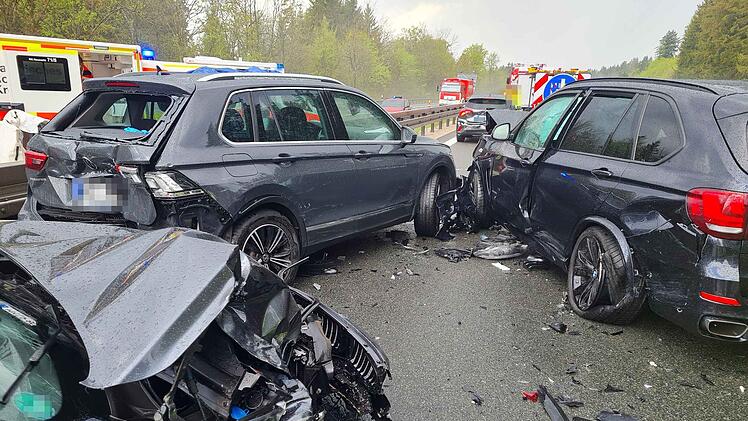 A6 bei Altdorf: Massen-Unfall mit acht Verletzten nach Unwetter - "zentimeterdicke Eisschichten"