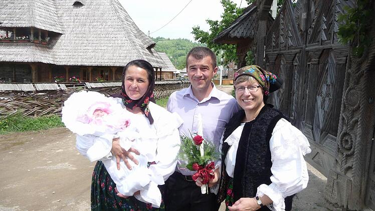 Neben dem Hilfsprojekt haben Lions-Club-Mitglieder aus den Haßbergen mittlerweile auch private Freundschaften nach Rumänien geknüpft. Seit dem jüngsten Hilfstransport in die Region Maramures ist  Heike Mohler-Riegel (rechts) Patin der kleinen Alesia Maria (mit den Eltern). Foto: sw