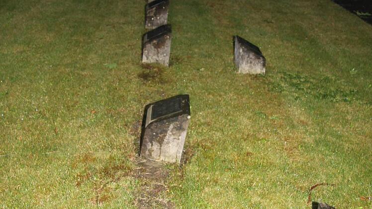 Auf dem Soldatenfriedhof erinnern schlichte Gedenksteine an gefallene und verstorbene Soldaten - viele Namen haben ungarische Wurzeln.