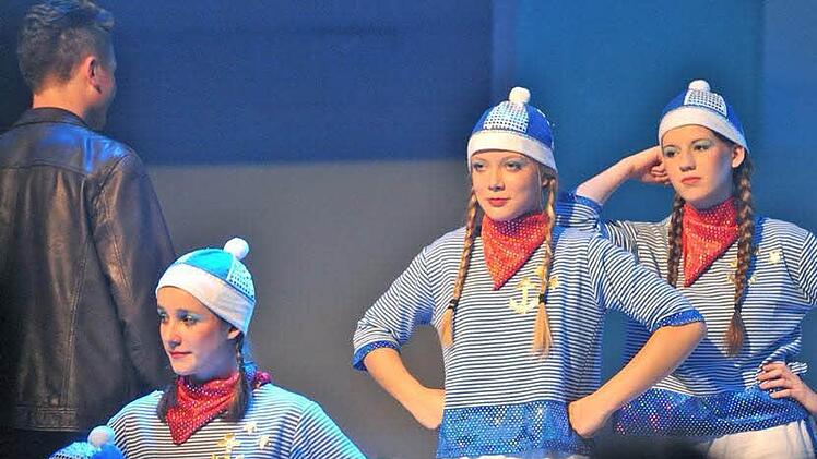 Große Show: Beim diesjährigen Musicalprojekt der Realschule Coburg II geht es nach New York. Für die Abschlussvorstellung am morgigen Sonntag gibt es noch Restkarten an der Abendkasse. Foto: Hagen Lehmann