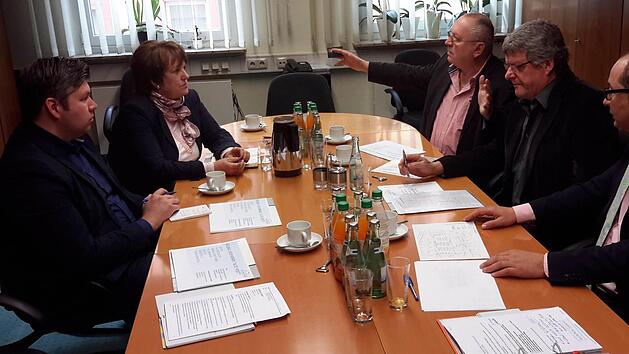 Zum Arbeitsgespräch über den "Wohnpark Alte Post" trafen sich im Rathaus (von links) der Geschäftsleiter der Bad Brückenauer Verwaltung Michael Worschech, Bürgermeisterin Brigitte Meyerdierks, Projektentwickler Günther Rieker, Architekt Bernd Scheidig und der Immobiliensachverständige Francesco Ranieri. Foto: Rolf Pralle