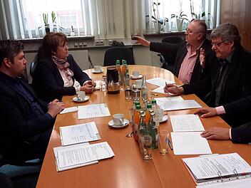 Zum Arbeitsgespräch über den "Wohnpark Alte Post" trafen sich im Rathaus (von links) der Geschäftsleiter der Bad Brückenauer Verwaltung Michael Worschech, Bürgermeisterin Brigitte Meyerdierks, Projektentwickler Günther Rieker, Architekt Bernd Scheidig und der Immobiliensachverständige Francesco Ranieri. Foto: Rolf Pralle