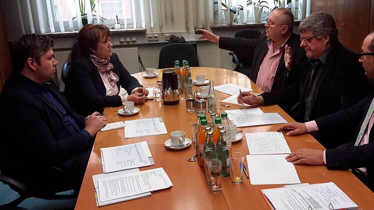 Zum Arbeitsgespräch über den "Wohnpark Alte Post" trafen sich im Rathaus (von links) der Geschäftsleiter der Bad Brückenauer Verwaltung Michael Worschech, Bürgermeisterin Brigitte Meyerdierks, Projektentwickler Günther Rieker, Architekt Bernd Scheidig und der Immobiliensachverständige Francesco Ranieri. Foto: Rolf Pralle