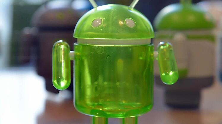 Eine Android-Figur symbolisiert das Betriebssystem, das von Google weiterentwickelt wird. Foto: Britta Pedersen/dpa