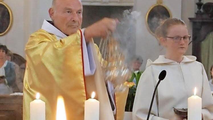Raymund Eglmaier feiert den Gottesdienst in der Gößweinsteiner Basilika.  Foto: Thomas Weichert