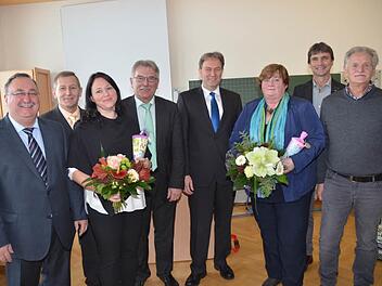 Nach der Amtseinführung der neuen Rektorin der Grund- und Mittelschule Windheim. Das Bild zeigt (von links): Reinhard Horn, Roland Fehn, Sabine Söllner (neue Konrektorin), Schulamtsdirektor Uwe Dörfer, Bürgermeister Klaus Löffler, Andrea Paschold (neue Rektorin), BRK- Kreisgeschäftsführer Roland Beierwaltes und Herbert Vetter (Rektor i. R.). Foto: Karl-Heinz Hofmann