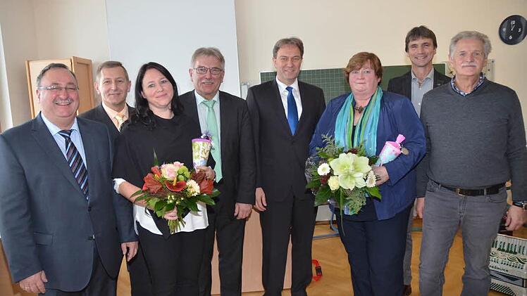Nach der Amtseinführung der neuen Rektorin der Grund- und Mittelschule Windheim. Das Bild zeigt (von links): Reinhard Horn, Roland Fehn, Sabine Söllner (neue Konrektorin), Schulamtsdirektor Uwe Dörfer, Bürgermeister Klaus Löffler, Andrea Paschold (neue Rektorin), BRK- Kreisgeschäftsführer Roland Beierwaltes und Herbert Vetter (Rektor i. R.). Foto: Karl-Heinz Hofmann