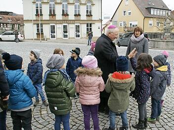 Empfangen wurde der Weihbischof vor dem Gotteshaus von den Kindern des Städtischen Kindergartens.  Foto: Sabine Weinbeer