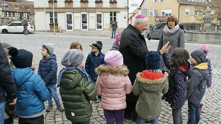 Empfangen wurde der Weihbischof vor dem Gotteshaus von den Kindern des Städtischen Kindergartens.  Foto: Sabine Weinbeer