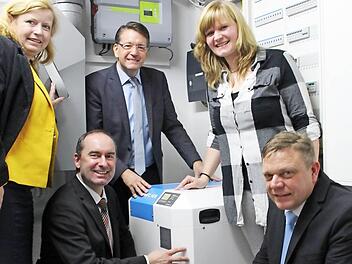 Landtagsabgeordnete Gabi Schmidt, FW-Chef Hubert Aiwanger, B&uuml;rgermeister Karsten Fischkal, Carmen Amon und der stv. FW-Kreisvorsitzende Erich Biermann im Technikraum des Hauses Foto: Christian Enz
