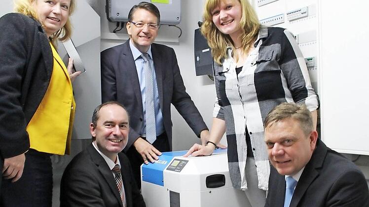 Landtagsabgeordnete Gabi Schmidt, FW-Chef Hubert Aiwanger, B&uuml;rgermeister Karsten Fischkal, Carmen Amon und der stv. FW-Kreisvorsitzende Erich Biermann im Technikraum des Hauses Foto: Christian Enz