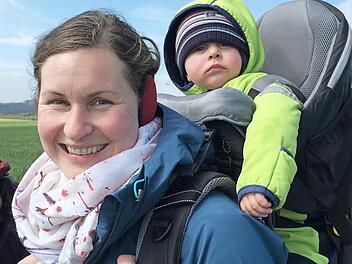 Regina Eigler mit dem jüngsten Wallfahrer Elias Foto: Gotthard Fug