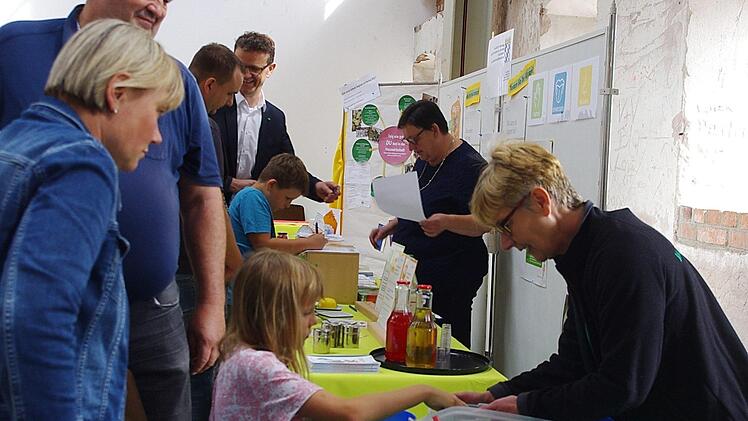 AOK-Ernährungsberaterin Yvonne Müller bastelte mit den Kindern Samenbomben. Foto: Heike Schülein