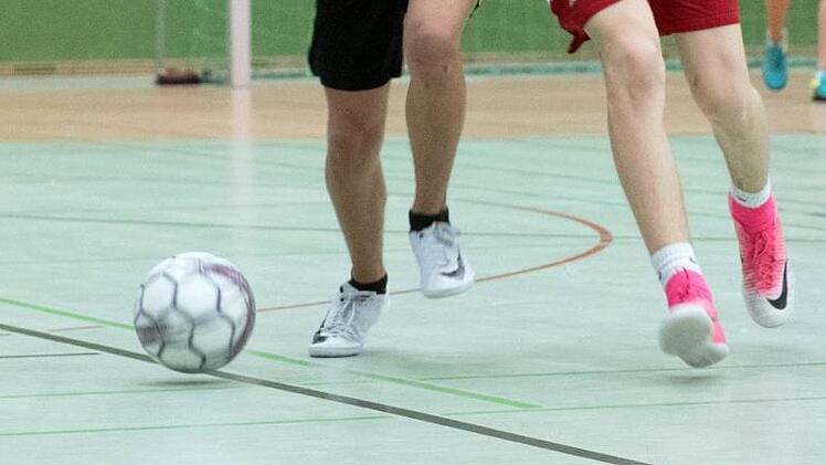 Bei einem Fu&szlig;ballspiel zwischen zwei Frauenmannschaften ist es in der Hofer Turnhalle zu einer Schl&auml;gerei gekommen. Symbolfoto: Foto: Paul Zinken/dpa