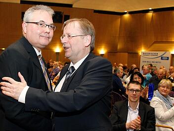 Erster Gratulant: BFV-Präsident Rainer Koch (rechts) beglückwünscht Thomas Unger zur Wahl zum oberfränkischen Bezirksvorsitzenden.  Foto: BFV