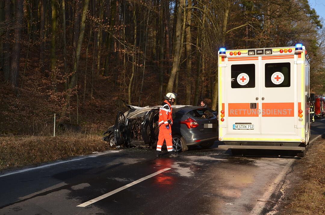 Unterfranken: Helfer rettet Mann aus brennenden Auto