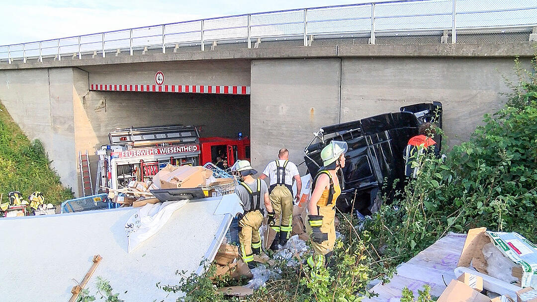 Bei Würzburg: Spektakulärer Sturz auf der A3 – Sattelzug fällt  von Autobahnbrücke auf Staatsstraße