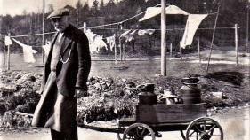 Johann Günther mit seinem Handwagen und den Milchkannen im Jahr 1929. Damals geriet das weltumfassende Finanzsystem durch grenzenlose Gier ins Wanken. Repro: Gerd Fleischmann