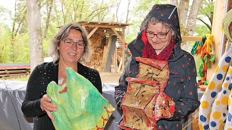 Abschied von verrückten Pappmaché-Hüten nahmen Theaterschneiderin Jutta  Reinhard (links) und die Chefin des Theaters Schloss Maßbach, Anne Maar  (rechts), als am Wochenende ein kleiner Teil des Fundus verkauft wurde.  Foto: Dieter Britz