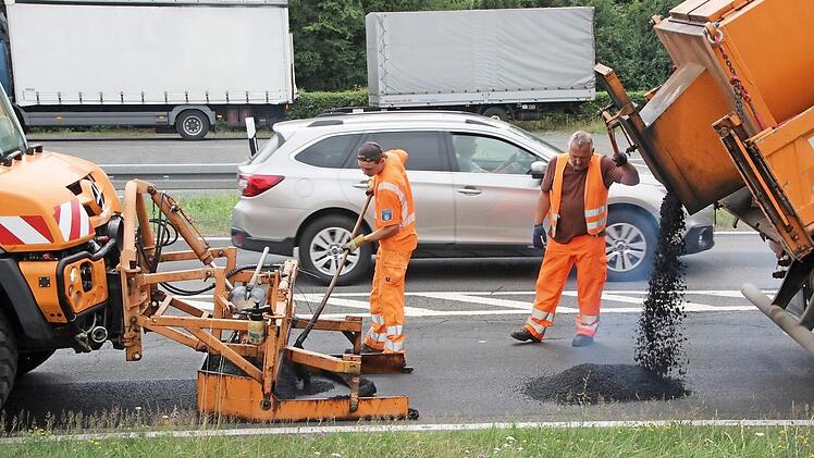 Einbaupflug nennt sich das Gerät, mit dem Straßenarbeiter die Spurrinen an der Straße beseitigen - hier an der Staatsstraße 2278 auf Höhe der Alten Kaserne in Ebern. Fotos: Eckehard Kiesewetter