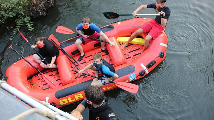 Die Strickleiter wurde anschließend als Treppe zur Brücke genutzt, von der aus die Jugendlichen ins Wasser sprangen. Natürlich nicht, ohne vorher die Wassertiefe zu messen.