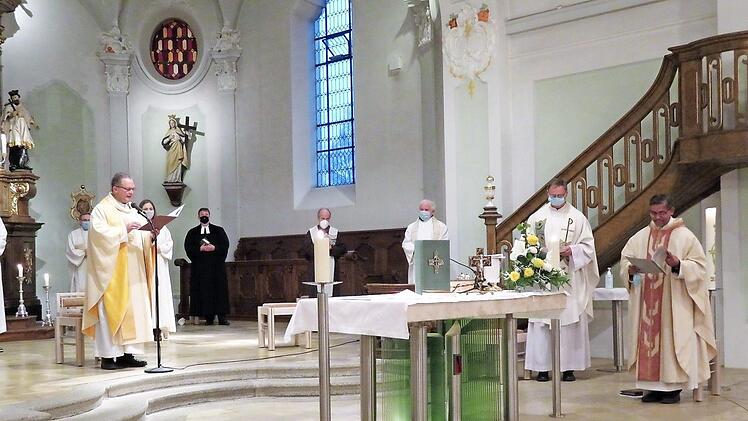 Der Einführungsgottesdienst für Pfarrer Georg Birkel als Pfarradministrator und den neuen Ebensfelder Priester Lijoy Jacob Foto: Monika Schütz