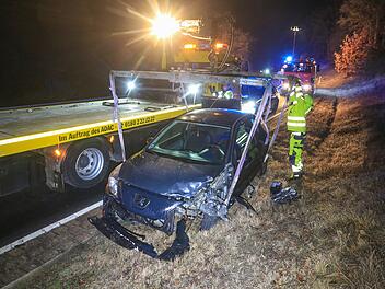 Junge Autofahrerin ger&auml;t in den Gegenverkehr