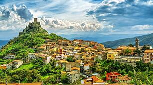 Die "Karibik des Mittelmeeres": Auf Sardinen warten weiße Sandstrände, türkisblaues Meer, historische Städte und leckeres sardisches Essen.