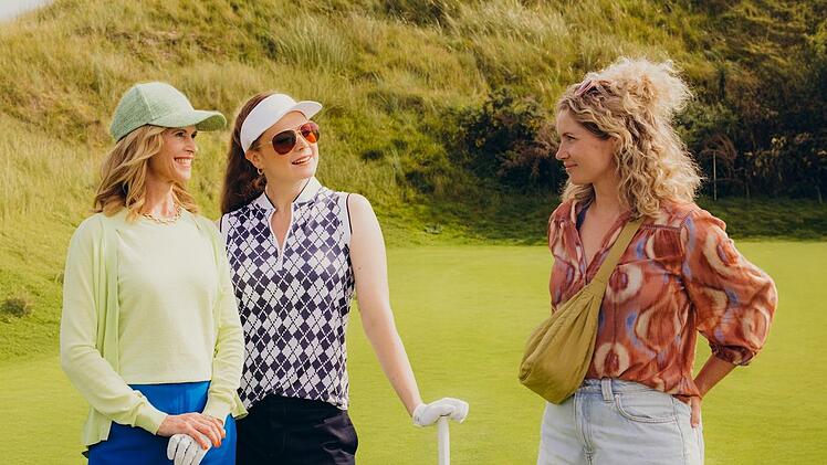 Auf dem Golfplatz stellt Hedi von Carlsberg (Leslie Malton, links) ihrer Freundin Estelle Bernasconi (Anja Antonowicz, Mitte) ihren Gast Nina Richter (Cornelia Gröschel) vor.