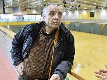 Einer von 300 Kollegen: Betriebsrat Eduard Mayer kämpft für die Beschäftigten des US-Standorts. Im Hintergrund: die neue US-Sporthalle am Berliner Ring.