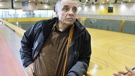 Einer von 300 Kollegen: Betriebsrat Eduard Mayer kämpft für die Beschäftigten des US-Standorts. Im Hintergrund: die neue US-Sporthalle am Berliner Ring.