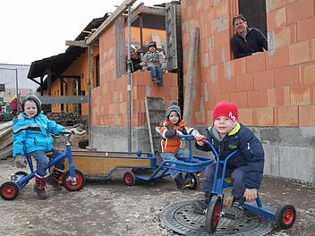Nic (oben), und die Dreirad-Fahrer Philipp (unten von links), Jannik und Till finden die Baustelle direkt am Kindergarten richtig spannend. Fotos: Ulrike Müller