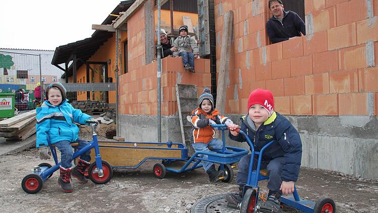 Nic (oben), und die Dreirad-Fahrer Philipp (unten von links), Jannik und Till finden die Baustelle direkt am Kindergarten richtig spannend. Fotos: Ulrike Müller