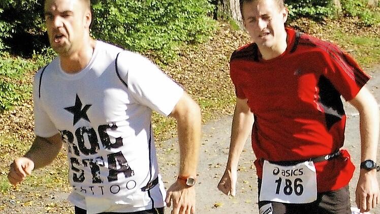 Die Endphase des 6000-Meter-Laufes: Martin Bauer (rechts) vom TSV Mönchröden hinter Tom Heumann vom SV Bergdorf-Höhn.