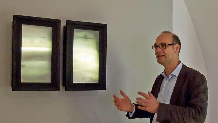 Kurator Svne Hauschke vor den Arbeiten von Jeff Zimmer, die mit dem 2. Preis bedacht wurden.