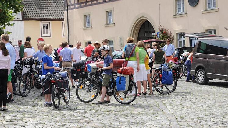 Einen großen Auflauf gab es auf dem Marktplatz in Königsberg beim Bepacken der Fahrräder vor dem Start der Tour der "Krümel".