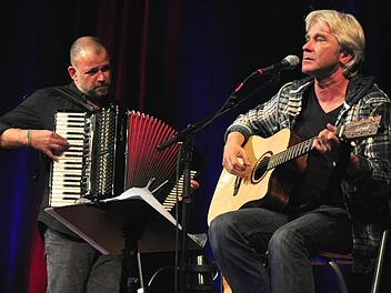 Schöne Musik und tolle Texte: Werner Schmidbauer & Martin Kälberer (von links) faszinierten ihr Publikum mit ihrem Auftritt beim Kulturamt Haßfurt in der ausverkauften Stadthalle in Haßfurt mit ihrem neuen Programm "Wo bleibt die Musik?". Foto: Ulrike Langer