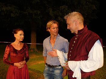 Uli Scherbel (Mitte) wirkt kommende Saison bei den Faust-Festspielen mit, die er heuer besucht hat und dabei mit Intendant Daniel Leistner (rechts) und Schauspielerin sowie Regisseurin Heidemarie Wellmann (links) ins Gespräch gekommen ist.  Foto: Archiv