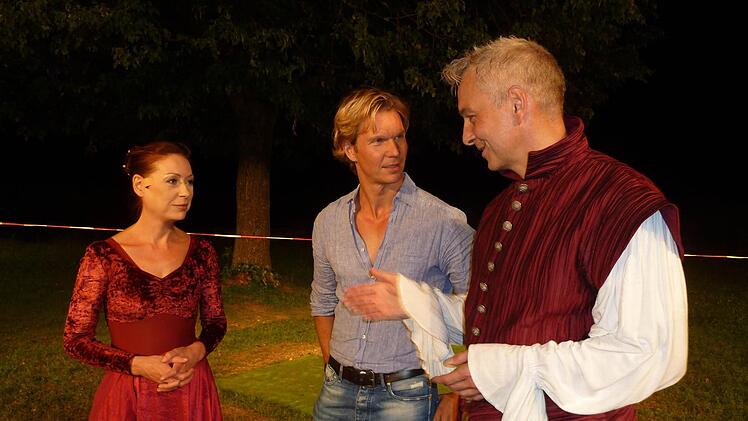 Uli Scherbel (Mitte) wirkt kommende Saison bei den Faust-Festspielen mit, die er heuer besucht hat und dabei mit Intendant Daniel Leistner (rechts) und Schauspielerin sowie Regisseurin Heidemarie Wellmann (links) ins Gespräch gekommen ist.  Foto: Archiv