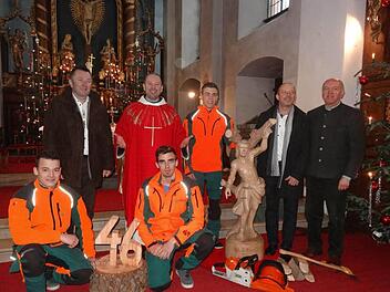 Sebastiantag auf dem Kreuzberg: Mit einem Festgottesdienst wurde dem Patron der Wald- und Forstleute zum 46. Mal gedankt und um ein unfallfreies Jahr im Wald gebeten. Das Bild zeigt von links: Bürgermeister Udo Baumann, Pater Stanislaus, Hannes Flederer, Organisator Gotthard Schwender und Landrat Thomas Habermann. Vorne Manuel Grütz und Marius Mohr mit der Jahreszahl des Sebastianstages. Foto: Marion Eckart