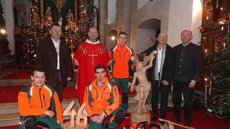 Sebastiantag auf dem Kreuzberg: Mit einem Festgottesdienst wurde dem Patron der Wald- und Forstleute zum 46. Mal gedankt und um ein unfallfreies Jahr im Wald gebeten. Das Bild zeigt von links: Bürgermeister Udo Baumann, Pater Stanislaus, Hannes Flederer, Organisator Gotthard Schwender und Landrat Thomas Habermann. Vorne Manuel Grütz und Marius Mohr mit der Jahreszahl des Sebastianstages. Foto: Marion Eckart