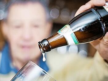 Die Zapfanlage im Gasthaus Kohlmann ist schon nicht mehr in Betrieb. Bier kann Albin Fischer nur noch aus einer Flasche anbieten - privat, nicht wie früher zum Verkauf. Der hier zu sehende letzte Tropfen steht symbolisch für die Zahl der schließenden Wirtschaften.  Fotos: Hendrik Steffens