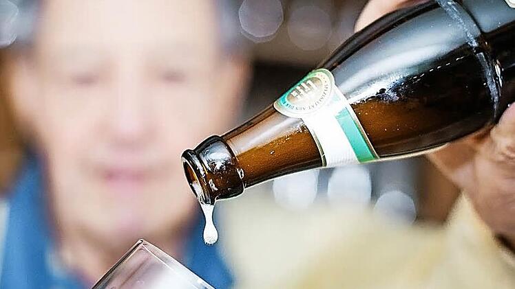Die Zapfanlage im Gasthaus Kohlmann ist schon nicht mehr in Betrieb. Bier kann Albin Fischer nur noch aus einer Flasche anbieten - privat, nicht wie früher zum Verkauf. Der hier zu sehende letzte Tropfen steht symbolisch für die Zahl der schließenden Wirtschaften.  Fotos: Hendrik Steffens